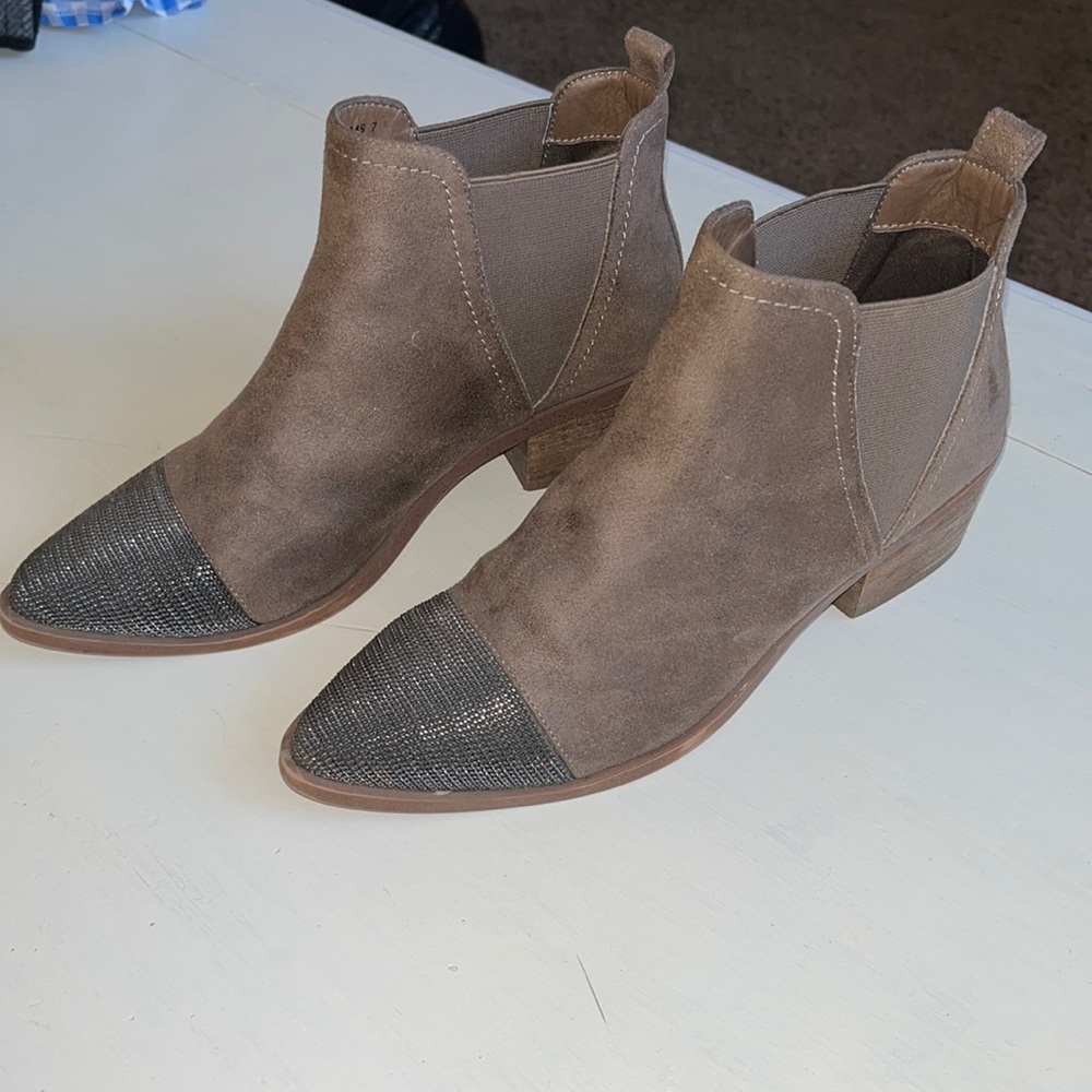 Report footwear booties